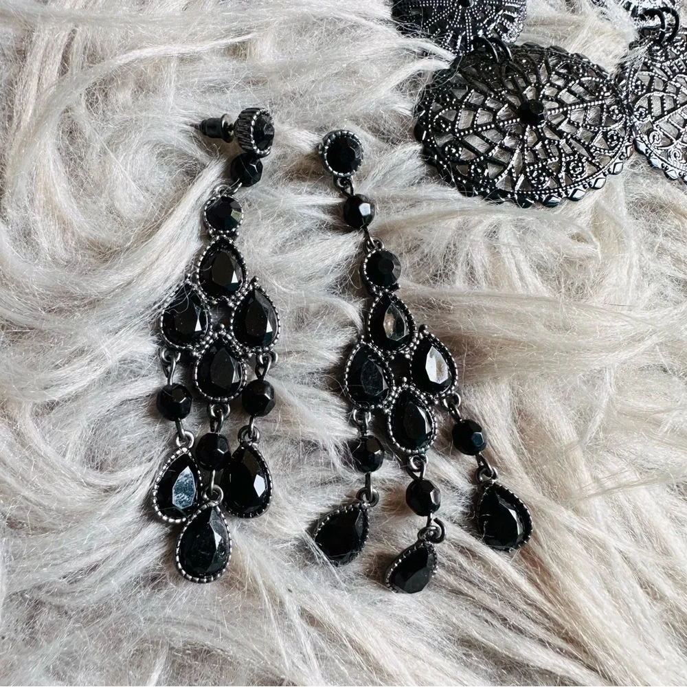Set of two black earrings